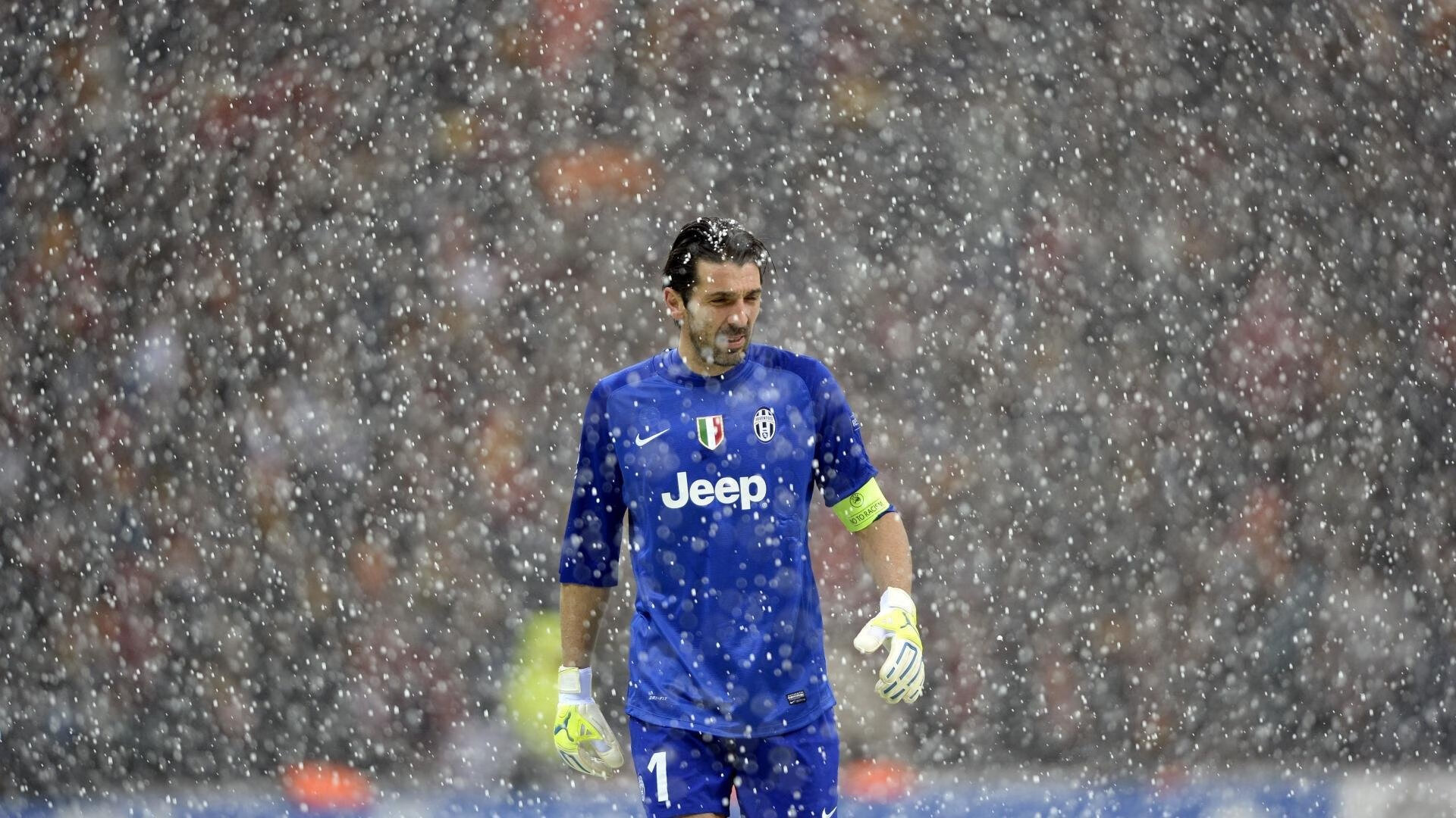 乒乓球比赛现场气氛火热